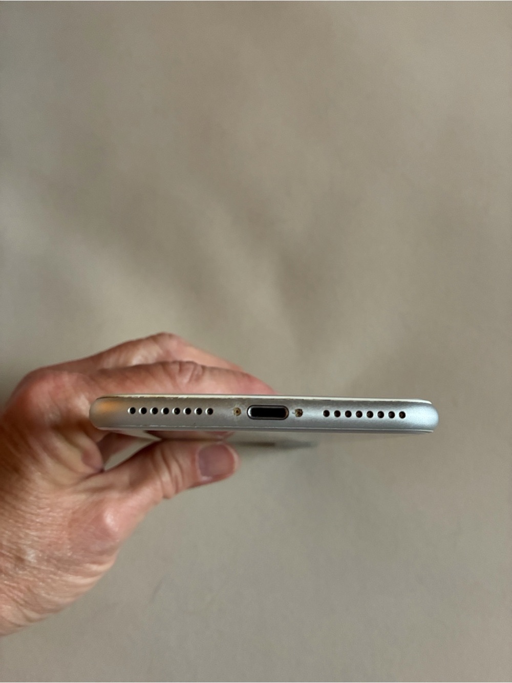 Apple iPhone 8 Plus Silver FOR PARTS OR REPAIR Not Working - Picture 7 of 10